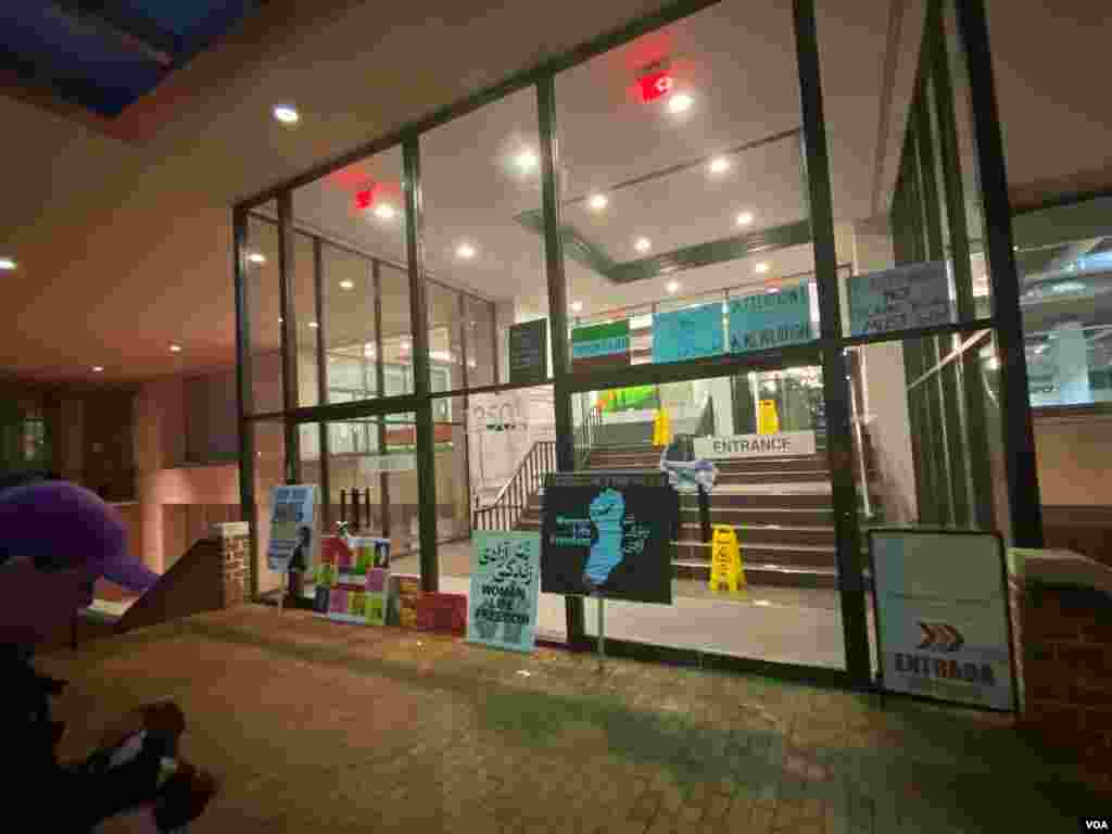 تظاهرکنندگان در واشنگتن پلاکاردهای اعتراضی‌شان را مقابل در ورودی دفتر حفاظت از منافع جمهوری اسلامی قرار داده‌اند - شنبه ۹ مهر 