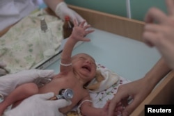 Марина Тупата та її новонароджена донька Софія у лікарні Покровська, єдиному медичному центрі на 340 тисяч населення у підконтрольній Україні частині Донецької області. 29 червня 2022. REUTERS/Marko Djurica