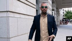 Mantan polisi Metropolitan D.C. Michael Fanone berjalan meninggalkan gedung pengadilan Washington pada 27 September 2022, setelah hakim menjatuhkan hukuman terhadap Kyle Young, yang menyerang Fanone dalam serangan di Gedung Capitol pada 6 Januari 2021. (Foto: AP/Jose Magana)