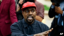 Le rappeur Kanye West prend la parole lors d'une réunion dans le bureau ovale de la Maison Blanche avec le président Donald Trump, le jeudi 11 octobre 2018.