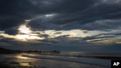 Las nubes se forman sobre La Libertad, El Salvador, el domingo 9 de octubre de 2022, antes de la llegada del huracán Julia. (Foto AP/Moisés Castillo)