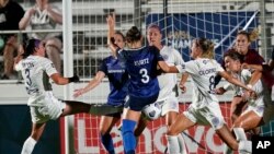 Pemain Racing Louisville FC Erin Simon (kiri) dan Freja Olofsson (nomor punggung 8) mencoba merebut bola dari pemain North Carolina Courage Kaleigh Kurtz (nomor punggung 3) dalam pertandingan di Cary, North Carolina, pada 6 Oktober 2021. (Foto: AP/Gerry Broome)