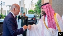 Putra Mahkota Arab Saudi Mohammed bin Salman (kanan) menyambut Presiden AS Joe Biden ketika ia tiba di Istana Al-Salam di Jeddah, Arab Saudi, pada 15 Juli 2022. (Foto: Bandar Aljaloud/Saudi Royal Palace via AP, File)