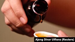 Obat batuk sirop,19 Oktober 2022. (Foto: REUTERS/Ajeng Dinar Ulfiana)