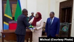 Rais wa Tanzania Samia Suluhu Hassan akipokea ripoti ya kikosi kazi kuhusu Uratibu maoni ya wadau wa Demokrasia ya Vyama vingi vya Siasa Profesa Rwekaza Mukandala pamoja na Makamu Mwenyekiti wa Kamati hiyo Hamad Rashid Mohamed kulia, Ikulu Daresalaam Ijumaa Oktoba 21,2022.