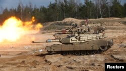 Un tanque estadounidense M1A1 Abrams dispara durante un ejercicio de la OTAN en 2021 en Letonia.
