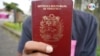 Un migrante venezolano muestra su pasaporte en Costa Rica. Foto Houston Castillo, VOA