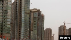 资料照：中国内蒙古鄂尔多斯市的烂尾楼 （2011年5月11日）