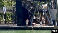 Swimmers cool off at the Canal de l'Ourcq in Paris, July 19, 2022. (Lisa Bryant/VOA)