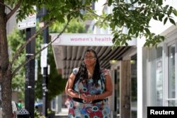 Kemlin Nembhard, direktur eksekutif Women's Health Clinic yang menawarkan perawatan reproduksi, termasuk aborsi, di Winnipeg, Manitoba, Kanada 28 Juni 2022. (REUTERS/Shannon VanRaes)