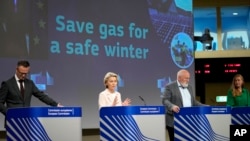 Presiden Komisi Eropa Ursula von der Leyen (dua dari kiri), Komisaris Eropa untuk Kesepakatan Hijau Eropa Frans Timmermans dan Komisaris Eropa untuk Energi Kadri Simson dalam konferensi media di markas besar Uni Eropa di Brussels, Rabu, 20 Juli 2022. (AP/Virginia Mayo)