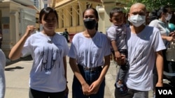 យុវជនបរិស្ថានទាំង៣នាក់ ឈរនៅខាងមុខតុលាការកំពូល ក្រោយចេញពីបន្ទប់សវនាការជំនុំជម្រះលើបណ្តឹងសាទុក្ខ នៅតុលាការកំពូល ក្នុងរាជធានីភ្នំពេញ កាលពីថ្ងៃទី២២ ខែកក្កដា ឆ្នាំ២០២២។ (លាស់ លីបលីប/វីអូអេ)