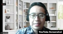 Dokter Robert Sinto saat menjadi narasumber perkembangan Monkeypox di Indonesia dalam jumpa pers daring, Rabu (27/7). Screenshot : VOA/ Yudha Satriawan