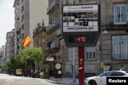 Suhu udara pada termometer di Ourense, Spanyol, mencatat rekor suku 47 derajat Celcius, 12 Juli 2022. (REUTERS/Miguel Vidal)