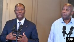 En 2010, la victoire à la présidentielle d'Alassane Ouattara (à g.), contestée par le sortant Laurent Gbagbo (à dr.) avait débouché sur plusieurs mois de violences.