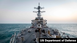 資料照片：阿利伯克級飛彈驅逐艦約翰·麥凱恩號於2021年2月4日例行經台灣海峽。