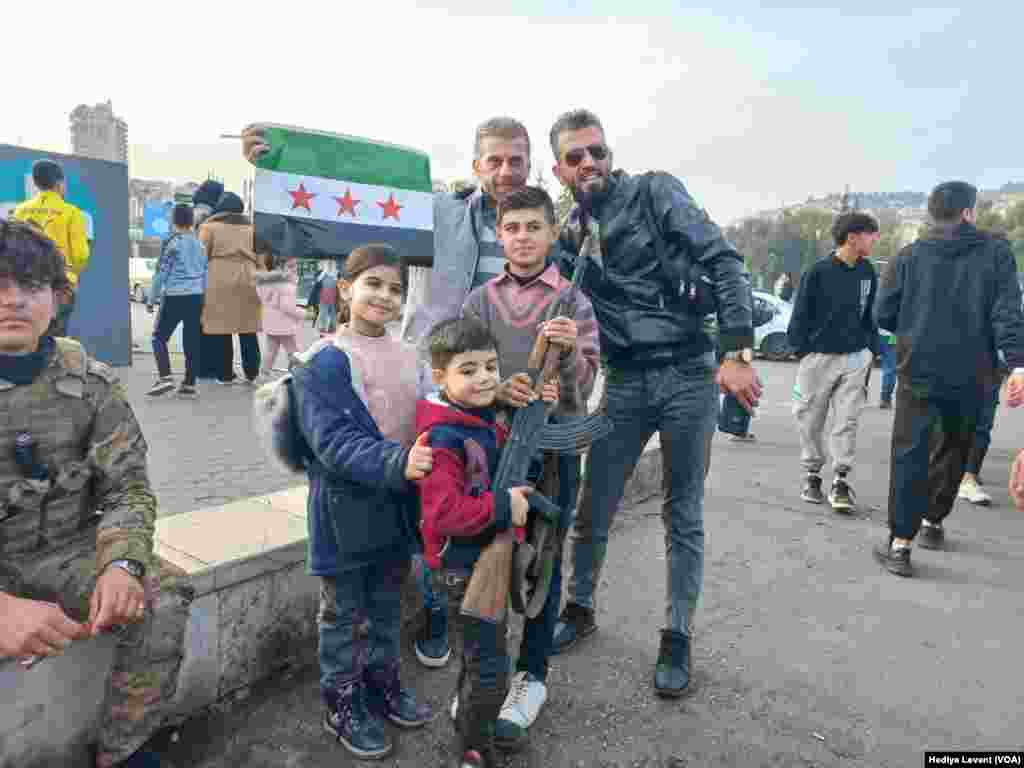Başkent Şam'ın merkezindeki meydanlarda ve ana caddelerde insanlar gruplar halinde Esat&rsquo;ın devrilmesini kutluyor.