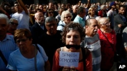 People protest the National Court's decision to imprison civil society leaders without bail, in front of the Palau Generalitat in Barcelona, Spain, Oct. 17, 2017. 