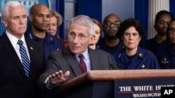 Bác sĩ Anthony Fauci, người đứng đầu Viện Dị ứng và các Bệnh Truyền nhiễm Quốc gia tại cuộc họp báo hàng ngày của Toà Bạch Ốc về virus corona.