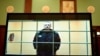 Pemimpin oposisi Alexei Navalny muncul di layar yang dipasang di ruang sidang Pengadilan Kota Moskow melalui tautan video dari koloni penjaranya di Moskow pada 24 Mei 2022. (Foto: AFP)