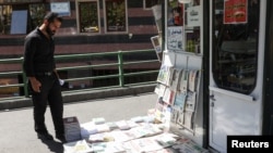 FILE - A man views newspapers in Tehran, Iran August 16, 2022. Majid Asgaripour/WANA (West Asia News Agency via Reuters) 