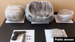 Narkotik qaçaqmalçılarından götürülən narkotik və silah (Foto Dövlət Sərhəd Xidmətinindir)