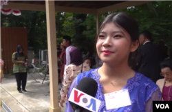 Katherine Pandy, 12 tahun, mengaku sempat kesulitan mempelajari lagu-lagu daerah karena kendala bahasa (foto: VOA)