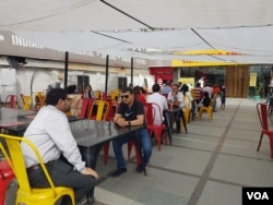 Locals and tourists eat in a restaurant in Srinagar, Jammu and Kashmir in Indian-administered Kashmir. (M. Hamid/VOA)