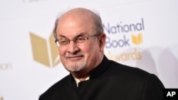 Salman Rushdie menghadiri Upacara Penghargaan Buku Nasional pada 15 November 2017, di New York. (Foto: AP)