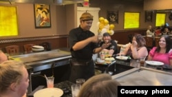 Koki Hibachi, Ricky Bobby dari Restoran Fujiyama di West Virginia memasak sambil menghibur konsumen. (foto: dok. pribadi)