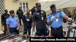 Lokacin da 'yan sandan Najeriya suka baje makamai tare da gabatar da wasu 'yan mutane da ake zargi da ayyukan ta'addanci a Abuja (Shamsiyya Hamza Ibrahim VOA)