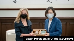 台湾总统蔡英文在总统府会见到访的美国联邦参议员布莱克本。（台湾总统府图片）