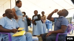 FILE - Malawian journalist, Kenneth Jali taking cholera vaccine , during the launch of the campaign in Blantyre, May 23, 2022. (Lameck Masina/VOA)