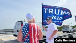Manifestantes se movilizaron el martes a las afueras de la residencia de Donald Trump en Palm Beach, F;lorida, para apoyarlo tras la redada ejecutada el lunes 8 de agosto por el FBI.