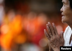 រូបឯកសារ៖ ស្ត្រីម្នាក់ចូលរួមទិវាថ្ងៃចងចាំនៃអំពើប្រល័យពូជសាសន៍​ខ្មែរក្រហម នៅរាជធានីភ្នំពេញ កាលពីថ្ងៃទី២០ ខែឧសភា ឆ្នាំ២០១៨។