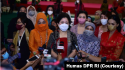 Ketua DPR RI Puan Maharani saat diwawancarai awak media usai menerima kelompok-kelompok perempuan. (Foto: Humas DPR)