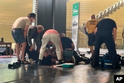 Penulis Salman Rushdie dirawat setelah dia diserang, Jumat, 12 Agustus 2022, di Institusi Chautauqua di Chautauqua, AS. (Foto AP/Joshua Goodman)