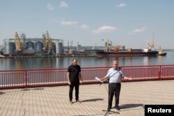FILE - U.N. Secretary-General Antonio Guterres, right, and Ukrainian Infrastructure Minister Oleksandr Kubrakov attend a news briefing in the sea port in Odesa, Aug. 19, 2022, where grain exports have begun again after Russia and Ukraine signed an export deal in July.
