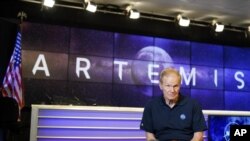 El administrador de la NASA, Bill Nelson, participa en una entrevista antes del lanzamiento programado del cohete Artemis 1 en el Centro Espacial Kennedy, el miércoles 24 de agosto de 2022, en Cabo Cañaveral, Florida. El lanzamiento está programado para el lunes 29 de agosto por la mañana. (AP Foto/John Raoux)