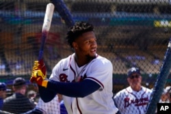 Ronald Acuña Jr., de los Bravos de Atlanta, durante la sesión de práctica de bateo un día antes del Juego de Estrellas de Grandes Ligas, el lunes 18 de julio de 2022, en Los Ángeles. Foto AP.