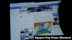 Một người sử dụng Internet truy cập một trang Facebook của chính phủ tại Hà Nội.