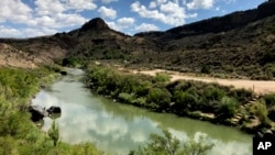 Sungai Rio Grande di selatan Taos, New Meksiko, 6 Agustus 2018. (Foto: Susan Montoya Bryan/AP Photo, arsip)