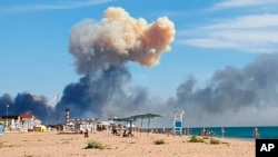 Dim koji se uzidže vidi se sa plaže na Sakiju, nakon eksplozije koja se čula iz pravca ruske vojne vazduhoplovne baze nedaleko od Novofedorvika, Krim, Ukrajina, 9. avgusta 2022.