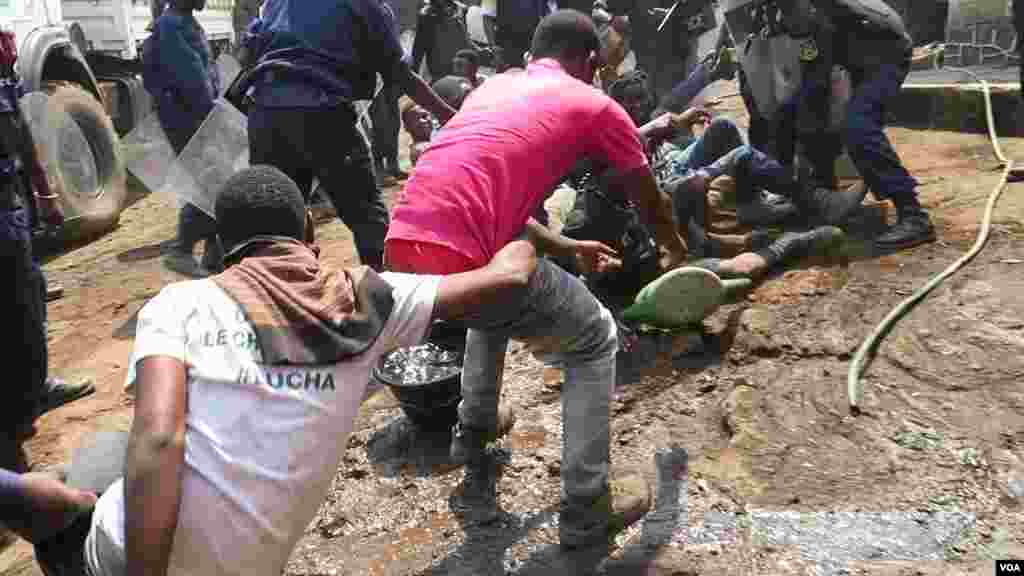 Arrestation d'environ 40 jeunes de la LUCHA à Goma ce Matin du 31 juillet 2017&nbsp; (VOA/Charly Kasereka)