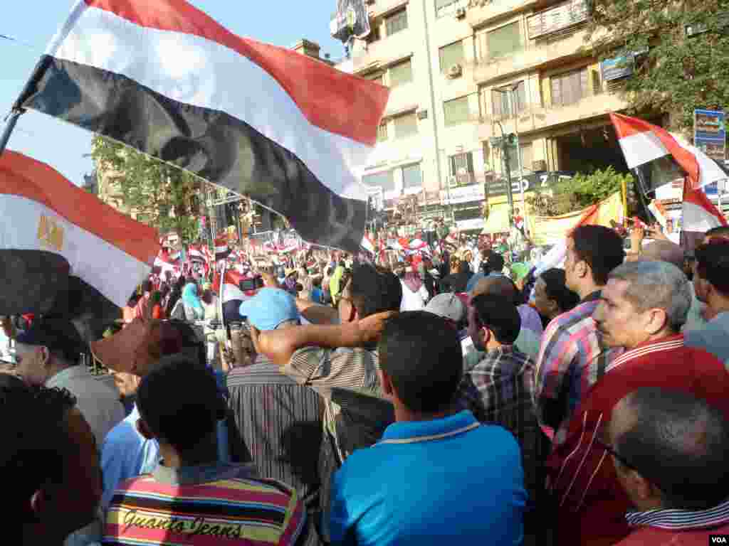 Ribuan orang memenuhi Alun-Alun Tahrir di Kairo pada Minggu (7/7) untuk merayakan apa yang mereka sebut &quot;Revolusi Kedua&quot; Mesir, yaitu kudeta militer terhadap presiden Mohamed Morsi. (VOA/S. Behn)