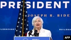 美国当选总统拜登在特拉华州威尔明顿的皇后剧院宣布其经济团队后，财政部长提名人耶伦发表讲话（2020年12月1日）。