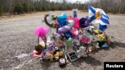 Mémorial improvisé à la mémoire de Kristen Beaton, enceinte de son troisième enfant, tuée le long de la Route des Plaines, lors de la fusillade à Debert, en Nouvelle-Écosse, au Canada, le 23 avril 2020.