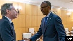 Le président rwandais Paul Kagame (à dr.) et le secrétaire d'Etat américain Antony Blinken à Kigali, le 11 août 2022.