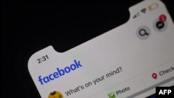 Foto ilustrasi menunjukkan halaman media sosial Facebook pada layar sebuah telepon genggam dalam foto yag diambil di Arlington, Virginia, pada 25 Maret 2020. (Foto: AFP/Olivier Douliery)