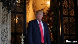 El expresidente Donald Trump conversa desde su residencia en Mar-a-Lago con algunos periodistas tras ganar las elecciones de 2016. Foto: Reuters